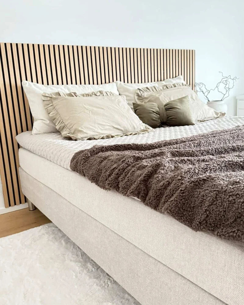 Premium Boxspringbett in Beige 180x200 cm mit 7 cm Memoryschaum-Topper, inkl. Bettbeine in Chrom