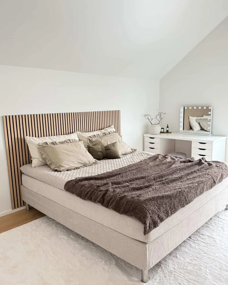 Boxspringbett in Beige 180x200 cm mit 4 cm PU-Schaum-Topper, inkl. Bettbeine in Chrom