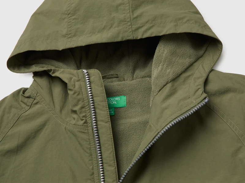 Nylonjacke mit Kapuze