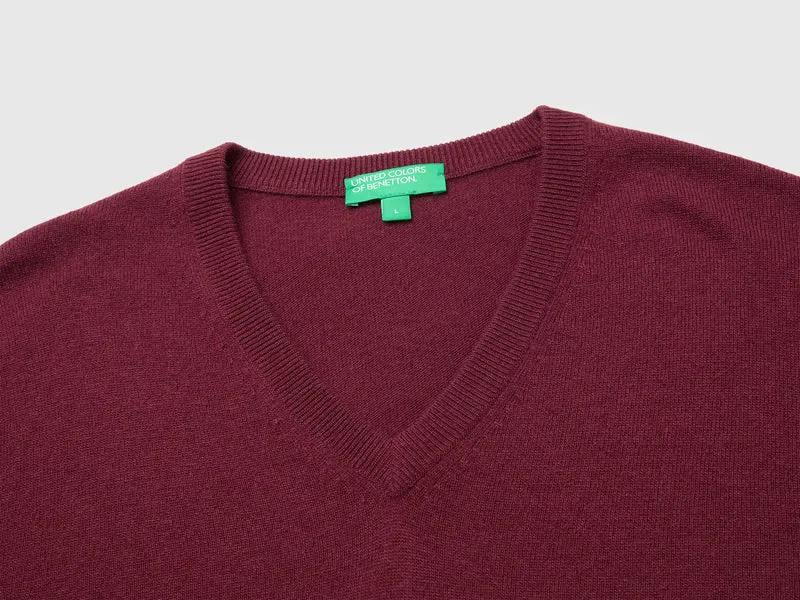 Burgunderfarbener V-Ausschnitt-Pullover aus reiner Merinowolle