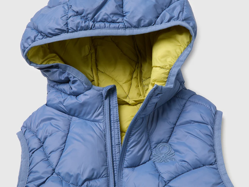 Wattierte, ärmellose Jacke mit Kapuze
