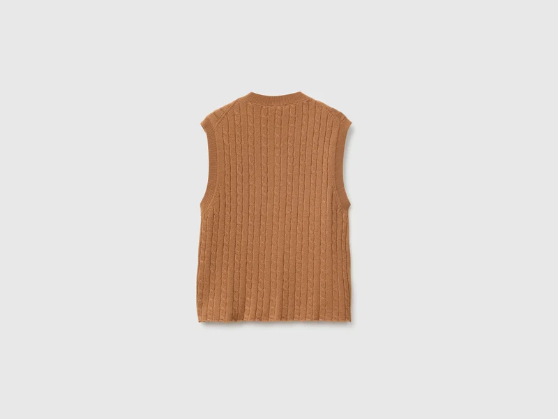 Strickweste mit Zöpfen