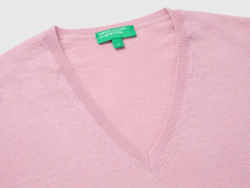 Fliederfarbener V-Ausschnitt-Pullover aus reiner Merinowolle