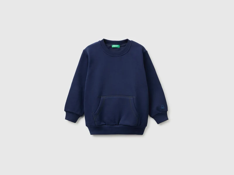 Warmer Sweater mit Kängurutasche