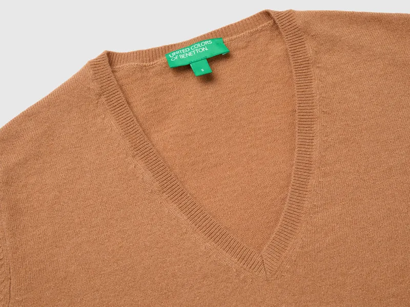 Kamelfarbener V-Ausschnitt-Pullover aus reiner Merinowolle