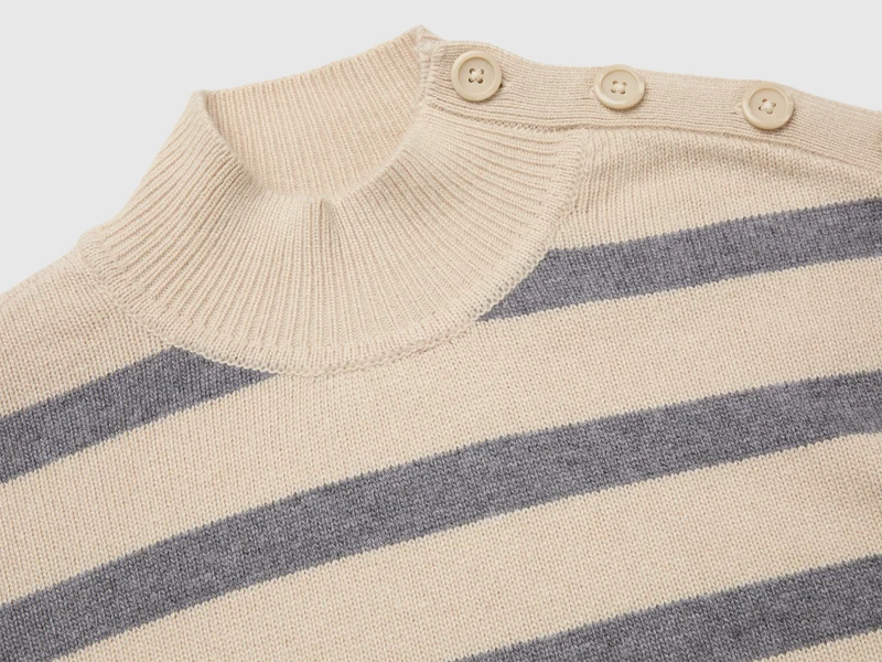 Pullover mit Knöpfen an der Schulter