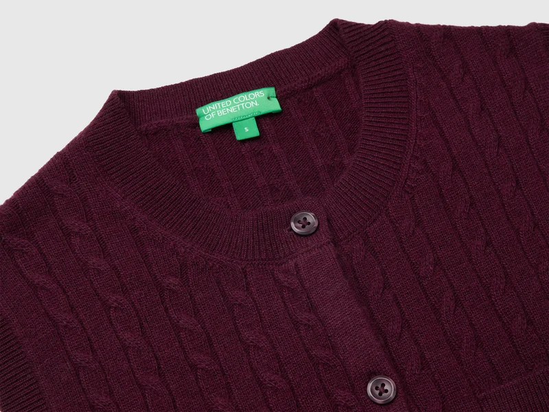Strickweste mit Zöpfen