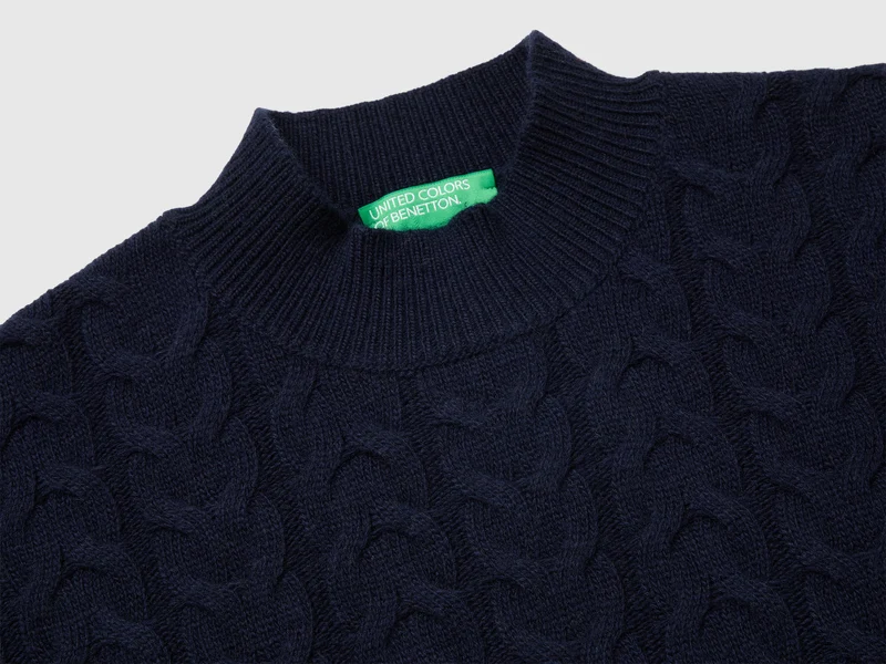 Rollkragenpullover mit Zopfmuster aus einem Woll-Kaschmir-Mischgewebe