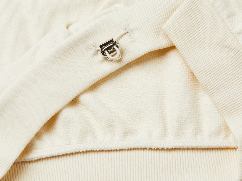 Sweater mit asymmetrischem Halsausschnitt