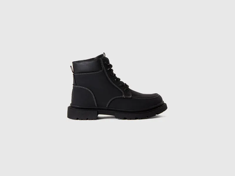Schwarze Schnürstiefeletten