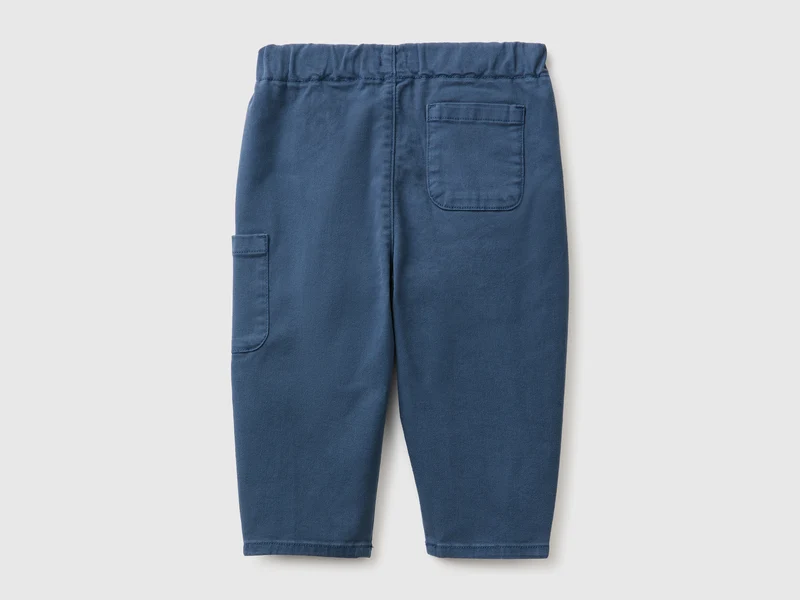 Hose mit bestickter Tasche