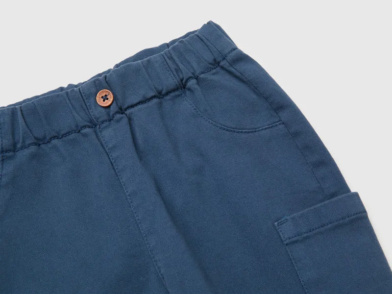 Hose mit bestickter Tasche