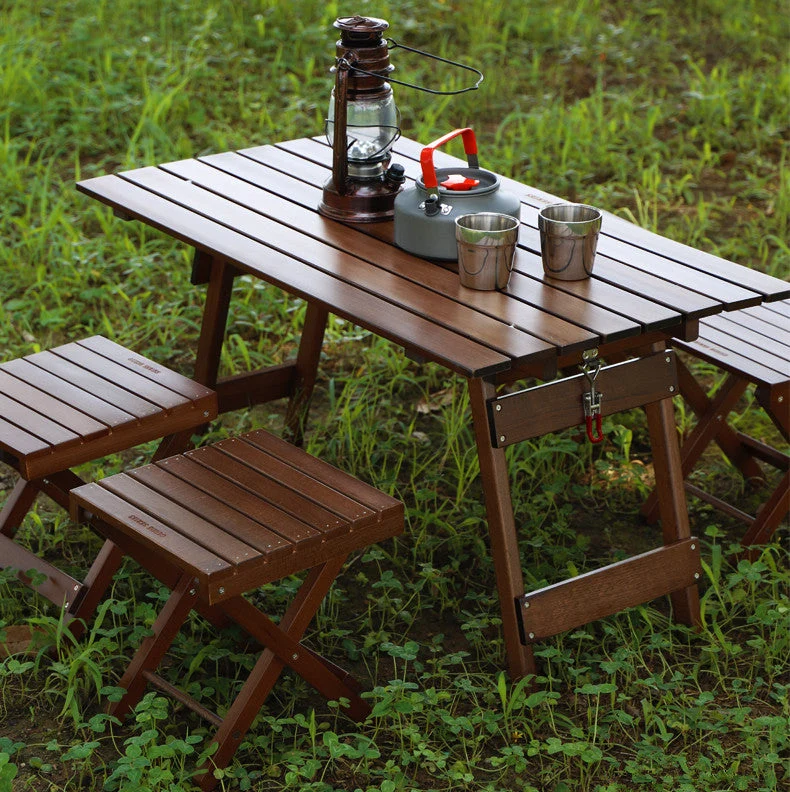 Outdoor-Camping-Klapptisch aus Massivholz mit 4 Klappstühlen