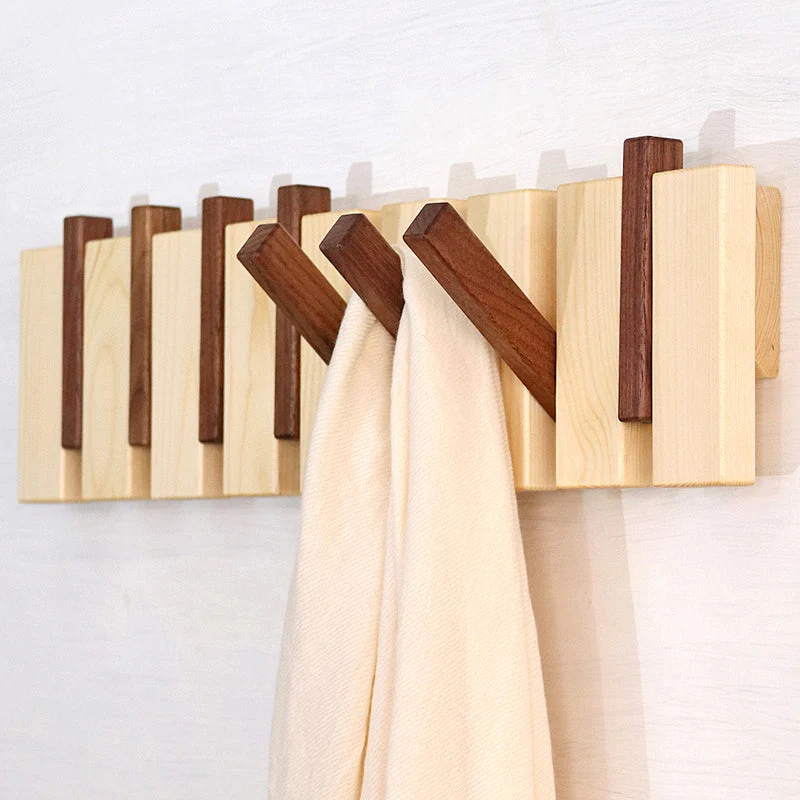 Wandgarderobe aus Holz mit herunterklappbaren Haken