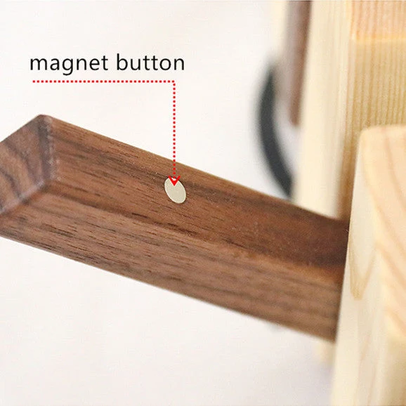 Wandgarderobe aus Holz mit herunterklappbaren Haken