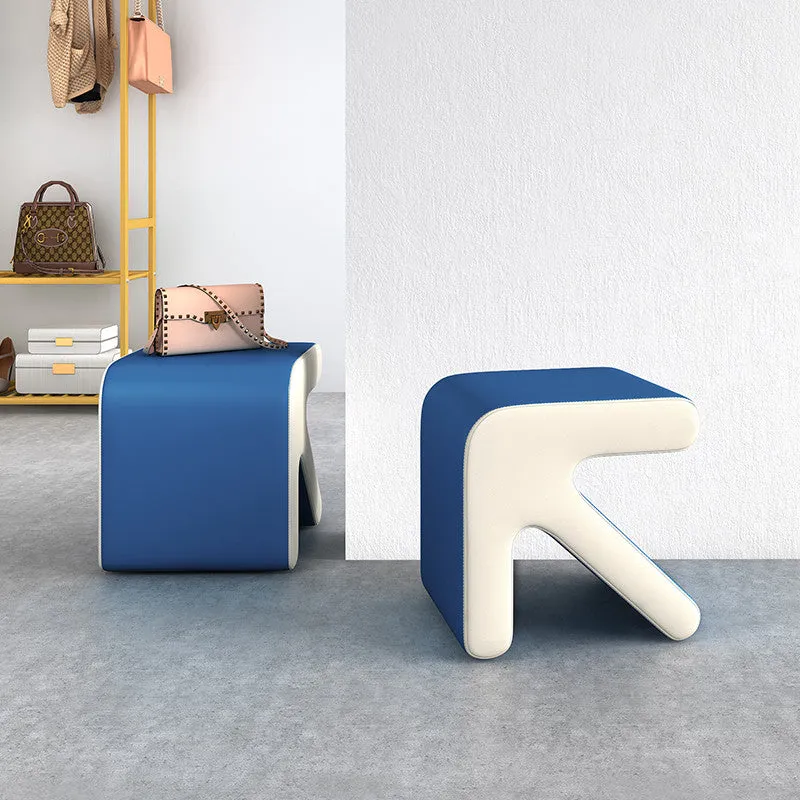 Leichter Luxus-Home-Fußhocker aus weichem PU-Kunstleder im Pfeil-Stil
