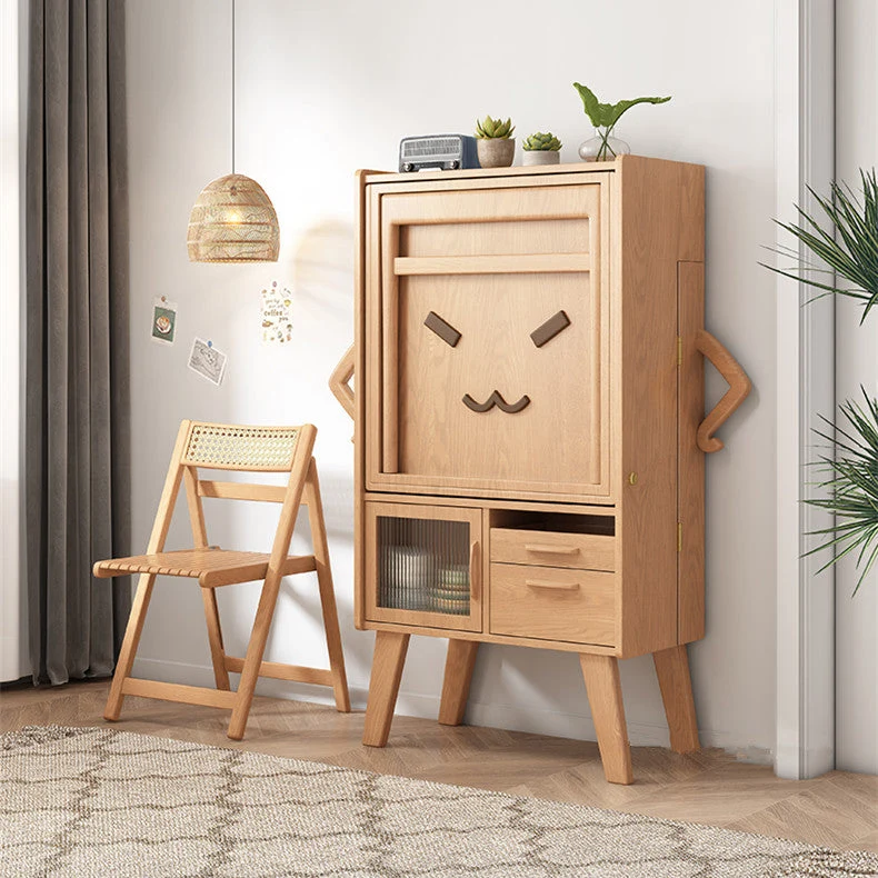 Platzsparender Sideboard-Tisch mit Klappstühlen