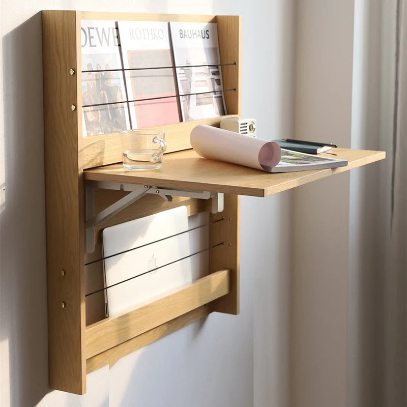 An der Wand befestigter faltbarer Schreibtisch mit Lagerregal