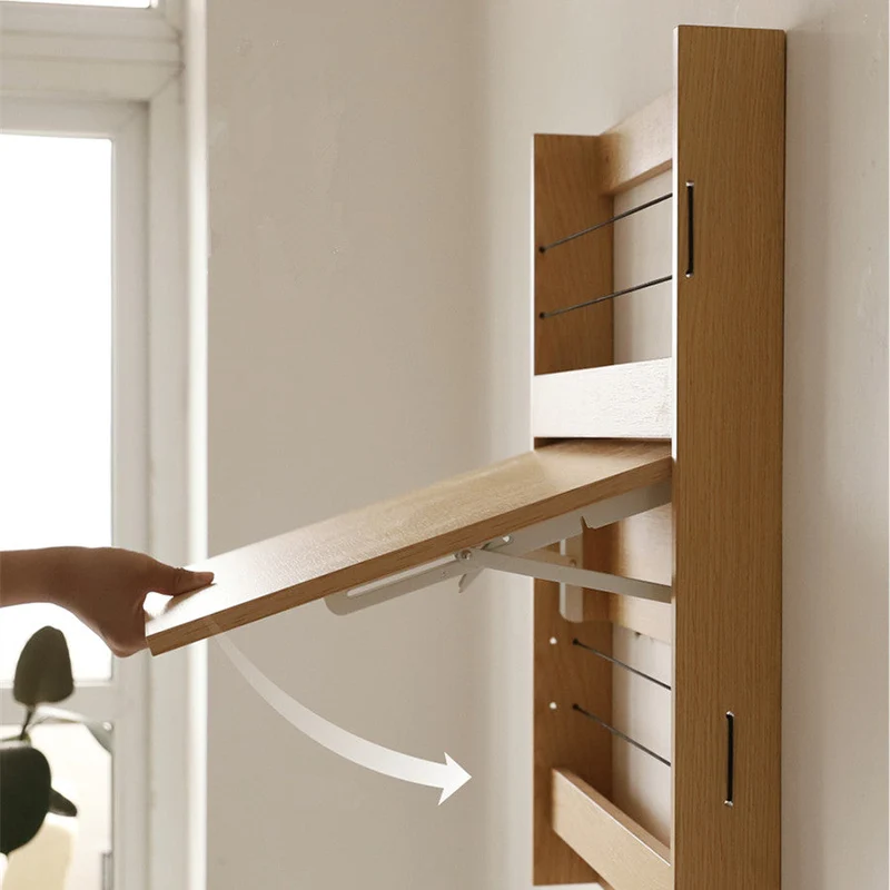 An der Wand befestigter faltbarer Schreibtisch mit Lagerregal