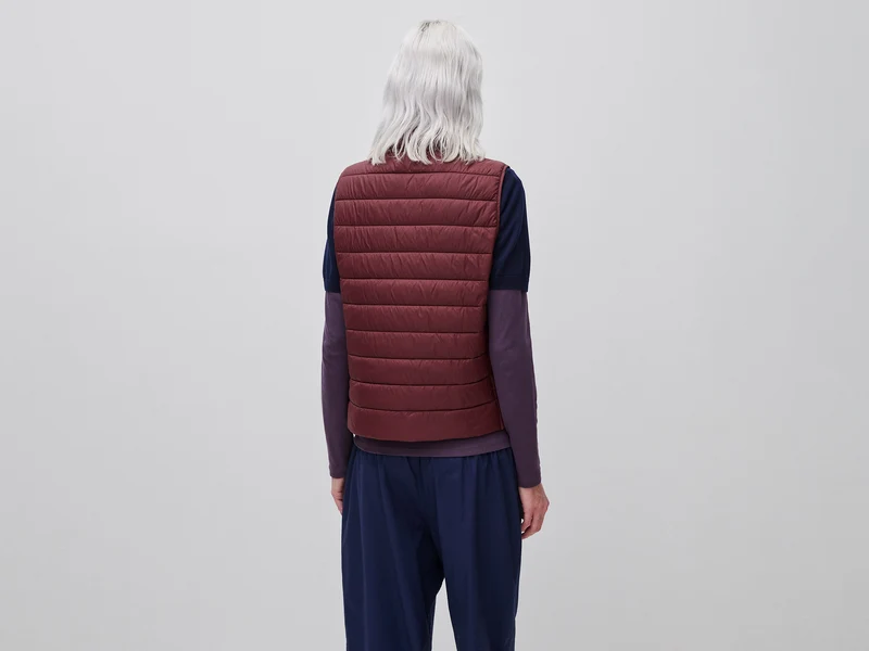 Leichte, schmal geschnittene, ärmellose Jacke