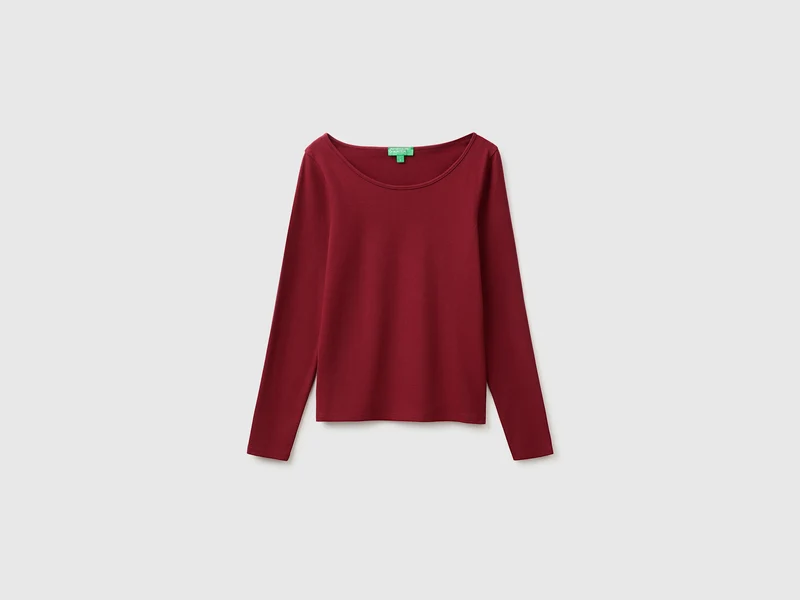 Schmal geschnittenes T-Shirt mit weitem Halsausschnitt