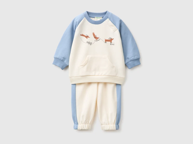 Outfit mit farblich abgesetztem Sweatshirt