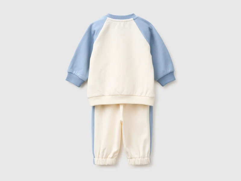 Outfit mit farblich abgesetztem Sweatshirt