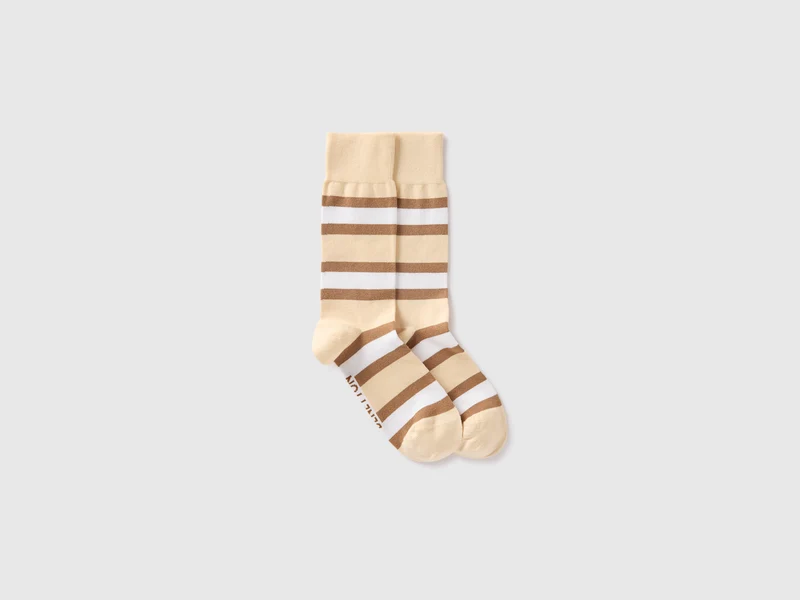 Zwei Paar gestreifte Socken