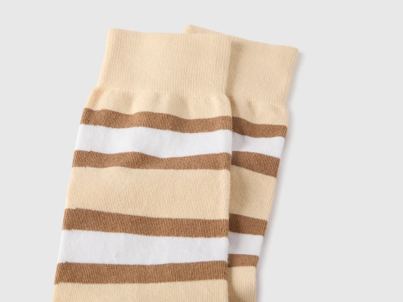 Zwei Paar gestreifte Socken