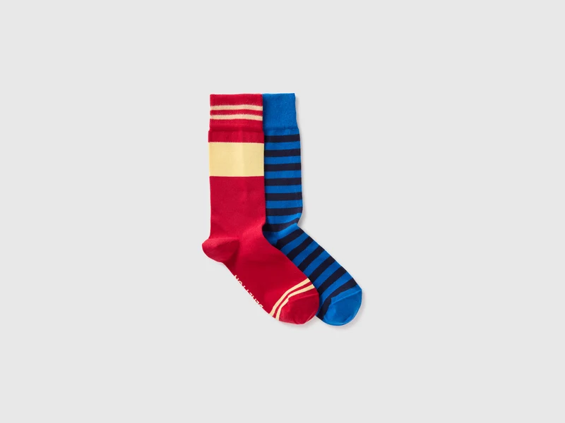 Zwei Paar gemusterte Socken
