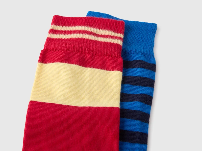 Zwei Paar gemusterte Socken
