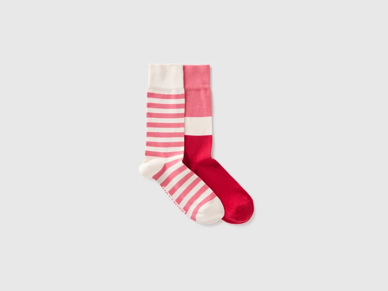 Zwei Paar gemusterte Socken