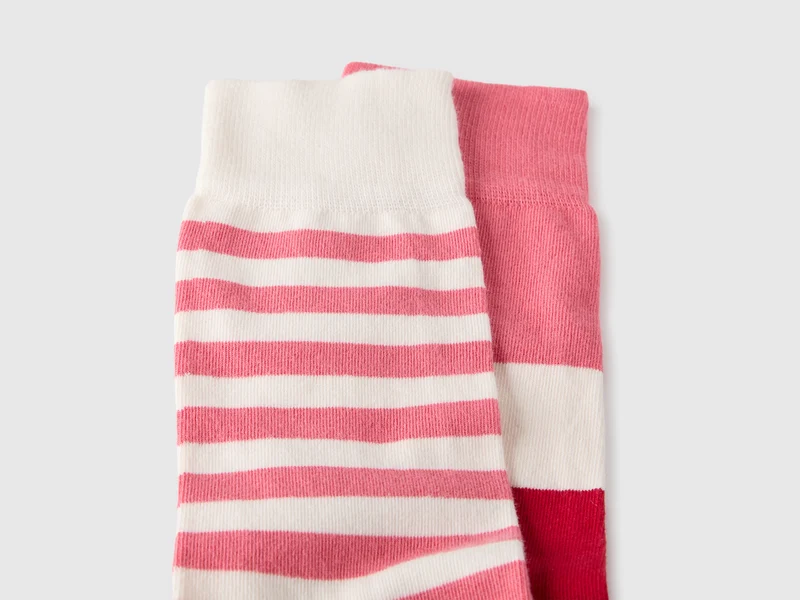 Zwei Paar gemusterte Socken