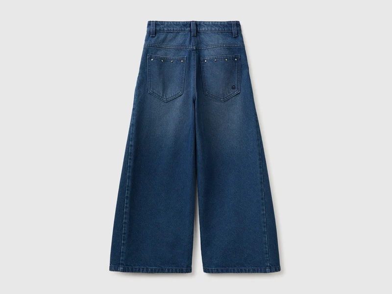 Weit geschnittene Jeans mit Nieten
