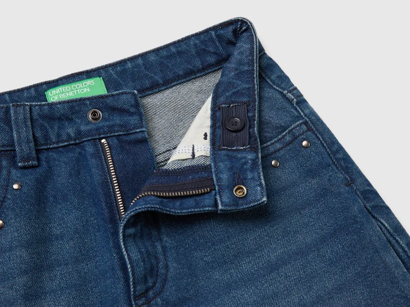 Weit geschnittene Jeans mit Nieten