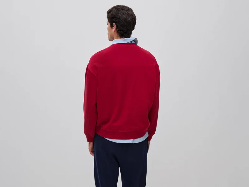 Geschlossenes Sweatshirt mit Logoaufnäher