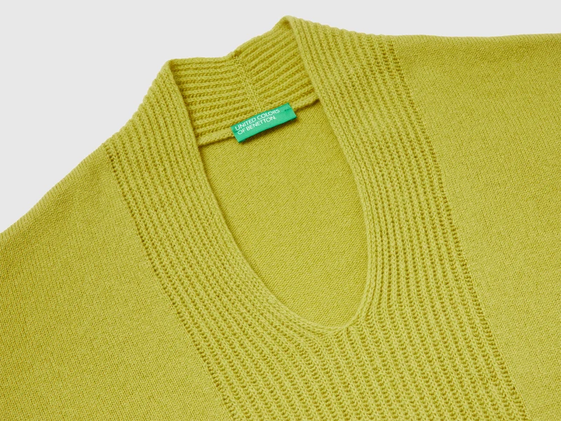 Pullover mit V-Ausschnitt aus 100 % Wolle