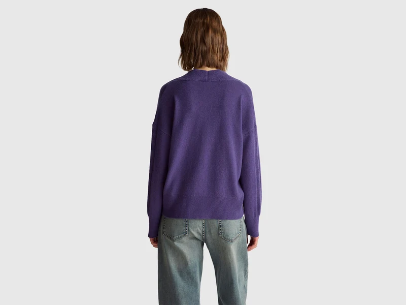 Pullover mit V-Ausschnitt aus 100 % Wolle