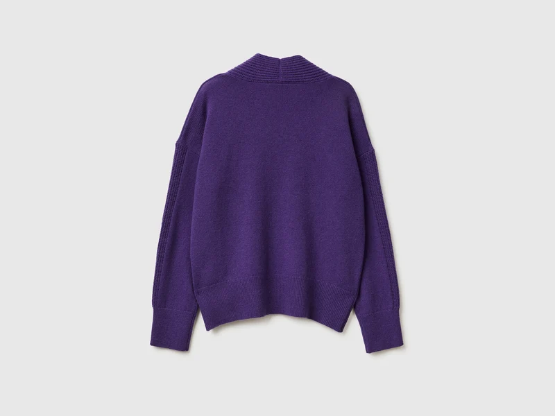 Pullover mit V-Ausschnitt aus 100 % Wolle