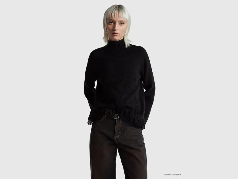 Oversize-Rollkragenpullover mit Fransen