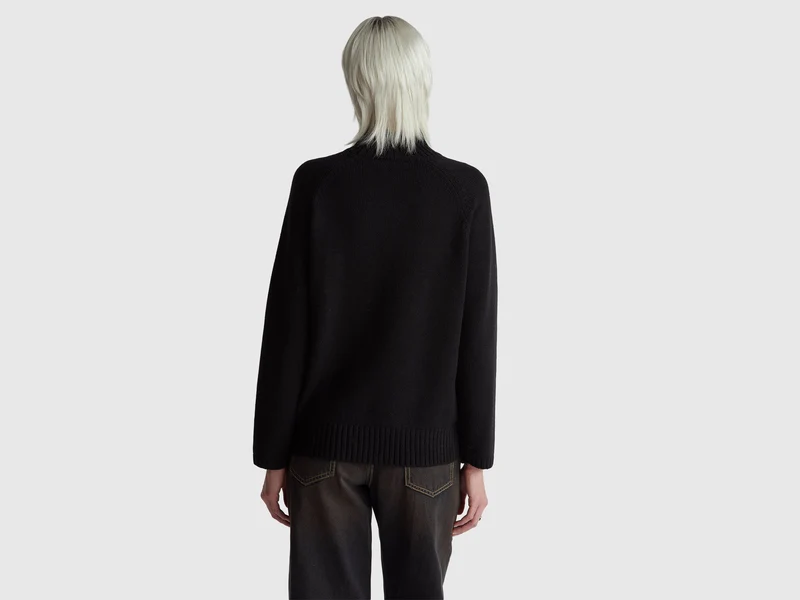 Oversize-Rollkragenpullover mit Fransen
