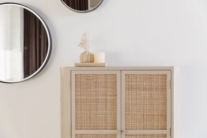 Schrank Amaya im Japandi-Stil, Beige mit geflochtenen Rattantüren