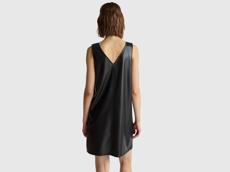 Kleid mit V-Ausschnitt aus beschichtetem Stoff