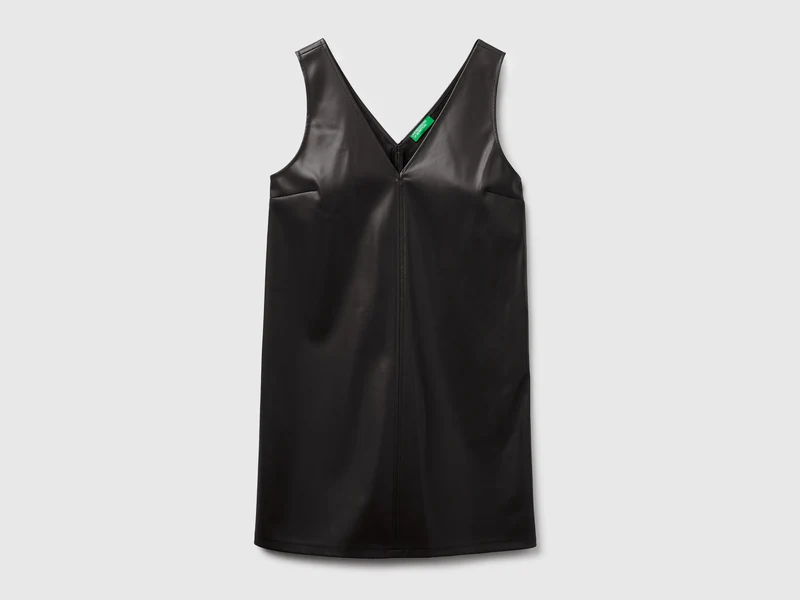 Kleid mit V-Ausschnitt aus beschichtetem Stoff