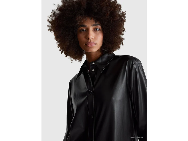 Kleid mit Kragen aus beschichtetem Stoff