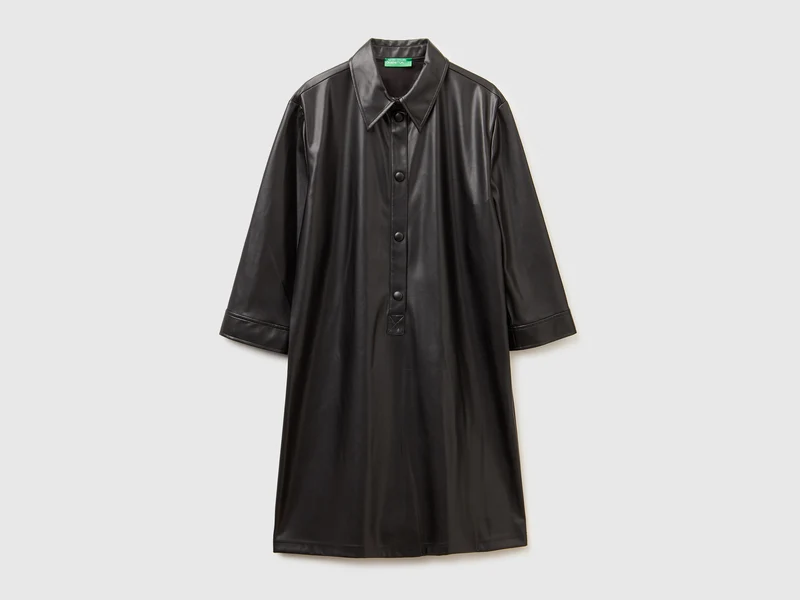 Kleid mit Kragen aus beschichtetem Stoff