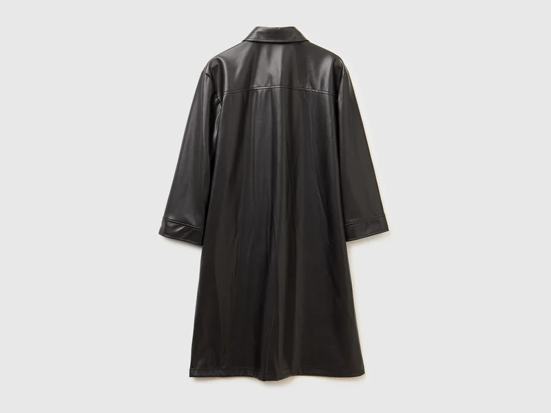 Kleid mit Kragen aus beschichtetem Stoff