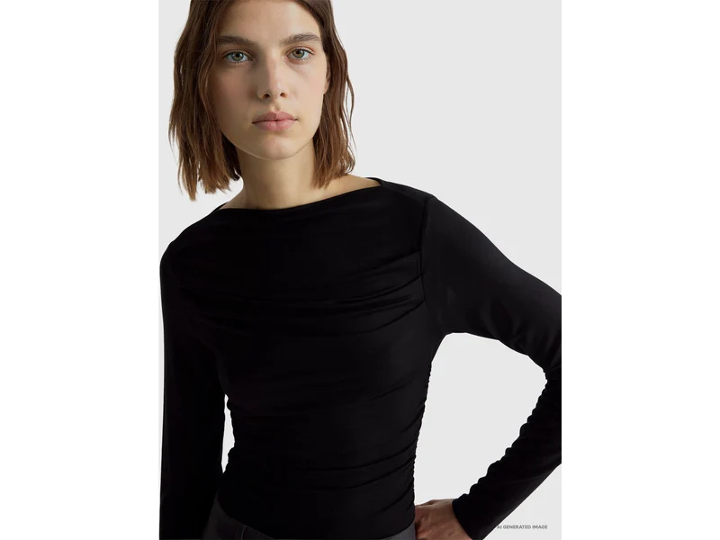 Tailliertes T-Shirt mit U-Boot-Ausschnitt