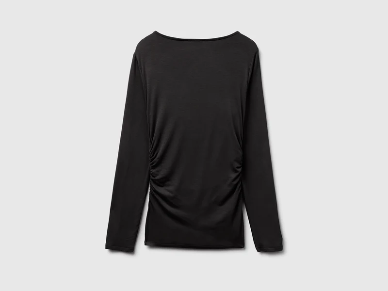 Tailliertes T-Shirt mit U-Boot-Ausschnitt