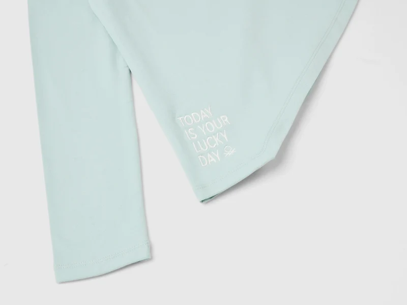 Shirt mit asymmetrischem Saum